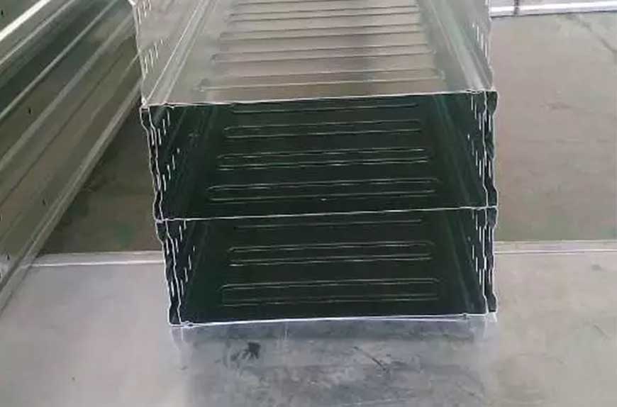 Машина для производства кабельных лотков в производстве металлических листов