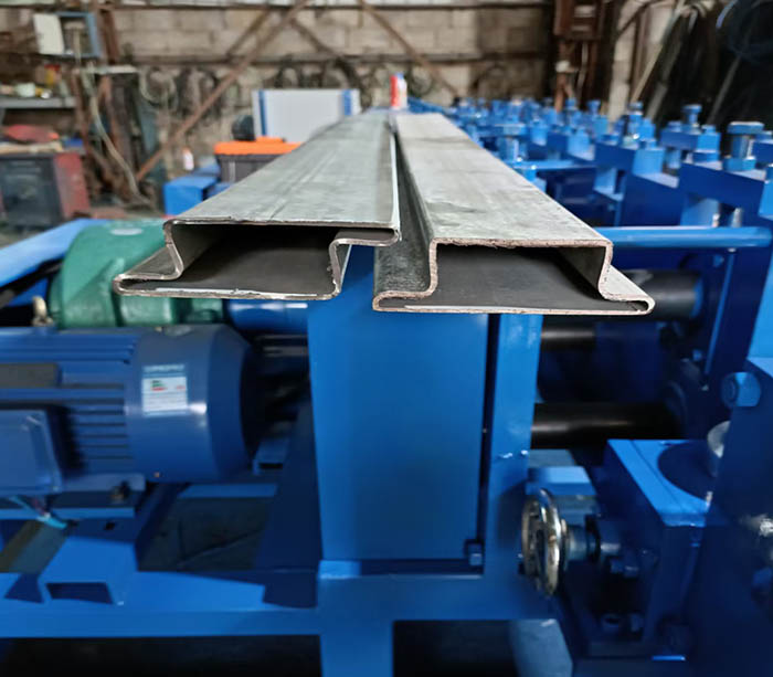 Машина для производства строительных стальных труб полых форм Z и T