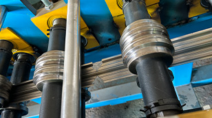 Экспорт одной машины, делающей квадратную металлическую раму для удерживания сетки